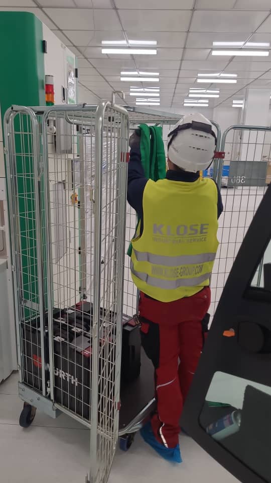 Cleanroom Tool Move-In and Hook-Up for a Chip Equipment Builder